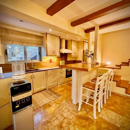 ένας ευχάριστος χώρος με πισίνα Holiday home *