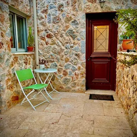 ένας ευχάριστος χώρος με πισίνα * Porto Rafti