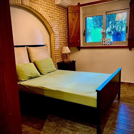 ένας ευχάριστος χώρος με πισίνα Holiday home *